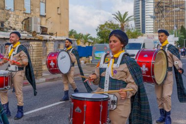 Hayfa, İsrail - 4 Mayıs 2024: Yerel Arap Ortodoks Hıristiyan izciler Paskalya Kutsal Cumartesisini bir geçit töreniyle kutluyorlar. Hayfa şehir merkezi, İsrail