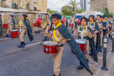 Hayfa, İsrail - 4 Mayıs 2024: Yerel Arap Ortodoks Hıristiyan izciler Paskalya Kutsal Cumartesisini bir geçit töreniyle kutluyorlar. Hayfa şehir merkezi, İsrail