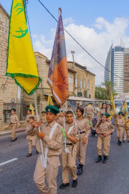 Hayfa, İsrail - 4 Mayıs 2024: Yerel Arap Ortodoks Hıristiyan izciler Paskalya Kutsal Cumartesisini bir geçit töreniyle kutluyorlar. Hayfa şehir merkezi, İsrail