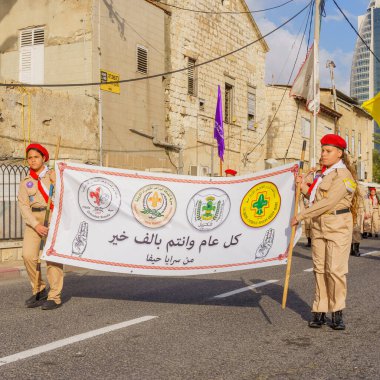 Hayfa, İsrail - 4 Mayıs 2024: Yerel Arap Ortodoks Hıristiyan izciler Paskalya Kutsal Cumartesisini bir geçit töreniyle kutluyorlar. Hayfa şehir merkezi, İsrail