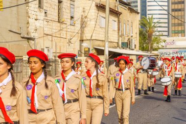 Hayfa, İsrail - 4 Mayıs 2024: Yerel Arap Ortodoks Hıristiyan izciler Paskalya Kutsal Cumartesisini bir geçit töreniyle kutluyorlar. Hayfa şehir merkezi, İsrail