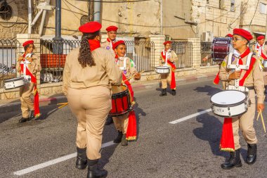Hayfa, İsrail - 4 Mayıs 2024: Yerel Arap Ortodoks Hıristiyan izciler Paskalya Kutsal Cumartesisini bir geçit töreniyle kutluyorlar. Hayfa şehir merkezi, İsrail