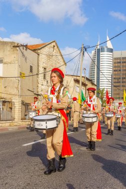 Hayfa, İsrail - 4 Mayıs 2024: Yerel Arap Ortodoks Hıristiyan izciler Paskalya Kutsal Cumartesisini bir geçit töreniyle kutluyorlar. Hayfa şehir merkezi, İsrail