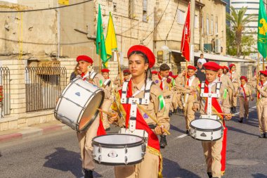 Hayfa, İsrail - 4 Mayıs 2024: Yerel Arap Ortodoks Hıristiyan izciler Paskalya Kutsal Cumartesisini bir geçit töreniyle kutluyorlar. Hayfa şehir merkezi, İsrail