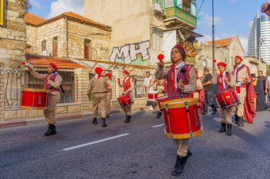 Hayfa, İsrail - 4 Mayıs 2024: Yerel Arap Ortodoks Hıristiyan izciler Paskalya Kutsal Cumartesisini bir geçit töreniyle kutluyorlar. Hayfa şehir merkezi, İsrail