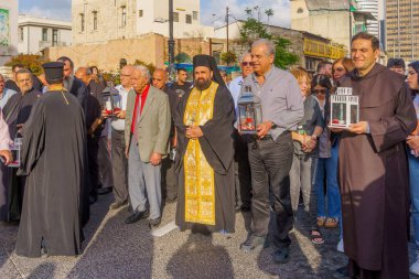 Hayfa, İsrail - 4 Mayıs 2024: Yerel Arap Ortodoks Hıristiyanlar kutsal cumartesi gününü kutsal ateşle kutluyorlar. Hayfa şehir merkezi, İsrail