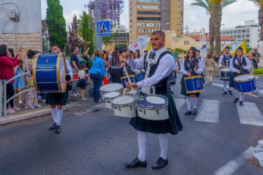 Hayfa, İsrail - 4 Mayıs 2024: Yerel Arap Ortodoks Hıristiyanları, İskoç soslu bir geçit töreniyle Paskalya Bayramı 'nı kutladı. Hayfa şehir merkezi, İsrail