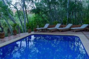 Dades Vadisi 'ndeki otel havuzu manzarası, Yüksek Atlas Dağları, Orta Fas