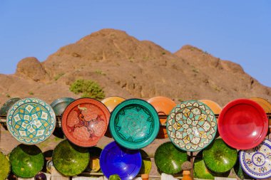 Yüksek Atlas Dağları, Fas 'ta satışta olan tipik renkli seramik ürünlerinin görüntüsü