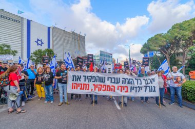 Hayfa, İsrail - 11 Mayıs 2024: İnsanlar hükümete karşı çeşitli tabelalar ve bayraklarla bir protesto yürüyüşüne katılarak yeni seçimler çağrısında bulundu. Hayfa, İsrail