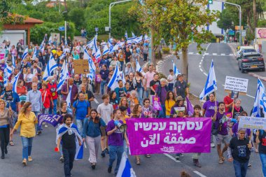 Hayfa, İsrail - 11 Mayıs 2024: İnsanlar hükümete karşı çeşitli tabelalar ve bayraklarla bir protesto yürüyüşüne katılarak yeni seçimler çağrısında bulundu. Hayfa, İsrail