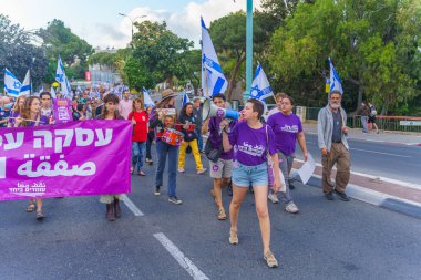 Hayfa, İsrail - 11 Mayıs 2024: İnsanlar hükümete karşı çeşitli tabelalar ve bayraklarla bir protesto yürüyüşüne katılarak yeni seçimler çağrısında bulundu. Hayfa, İsrail