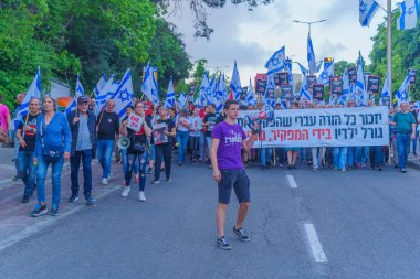 Hayfa, İsrail - 11 Mayıs 2024: İnsanlar hükümete karşı çeşitli tabelalar ve bayraklarla bir protesto yürüyüşüne katılarak yeni seçimler çağrısında bulundu. Hayfa, İsrail