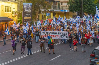 Hayfa, İsrail - 11 Mayıs 2024: İnsanlar hükümete karşı çeşitli tabelalar ve bayraklarla bir protesto yürüyüşüne katılarak yeni seçimler çağrısında bulundu. Hayfa, İsrail