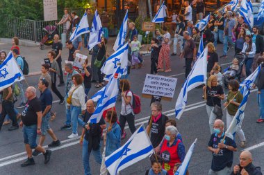 Hayfa, İsrail - 11 Mayıs 2024: İnsanlar hükümete karşı çeşitli tabelalar ve bayraklarla bir protesto yürüyüşüne katılarak yeni seçimler çağrısında bulundu. Hayfa, İsrail