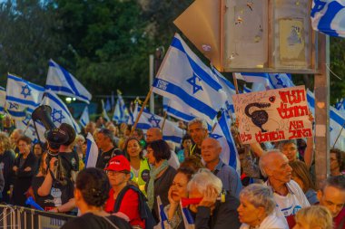 Hayfa, İsrail - 11 Mayıs 2024: Çeşitli tabelaları ve bayrakları olan kalabalık hükümeti protesto ederek yeni seçimler çağrısında bulundu. Hayfa, İsrail