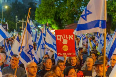 Hayfa, İsrail - 11 Mayıs 2024: Çeşitli tabelaları ve bayrakları olan kalabalık hükümeti protesto ederek yeni seçimler çağrısında bulundu. Hayfa, İsrail