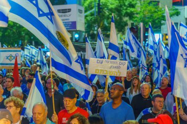 Hayfa, İsrail - 11 Mayıs 2024: Çeşitli tabelaları ve bayrakları olan kalabalık hükümeti protesto ederek yeni seçimler çağrısında bulundu. Hayfa, İsrail