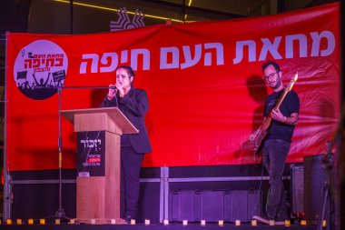 Hayfa, İsrail - 11 Mayıs 2024: Şarkıcı, hükümete, Hayfa, İsrail 'e karşı düzenlenen protesto yürüyüşünün bir parçası olarak kalabalığa şarkı söylüyor