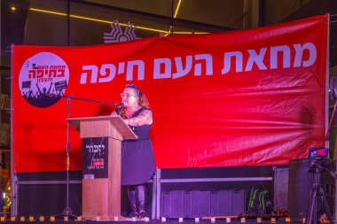 Hayfa, İsrail - 11 Mayıs 2024: Protesto lideri Gali Eshet Bazak, hükümete karşı düzenlenen bir protesto yürüyüşü kapsamında kalabalığa sesleniyor, Hayfa, İsrail