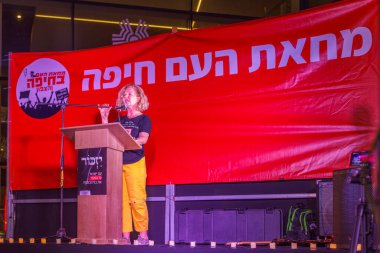 Hayfa, İsrail - 11 Mayıs 2024: Ella Bar-David-Shahar hükümete, Hayfa, İsrail 'e karşı bir protesto yürüyüşü kapsamında kalabalığa sesleniyor