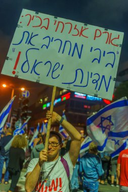 Hayfa, İsrail - 11 Mayıs 2024: Çeşitli tabela ve bayraklara sahip insanlar hükümeti protesto ederek yeni seçim çağrısında bulundular. Hayfa, İsrail