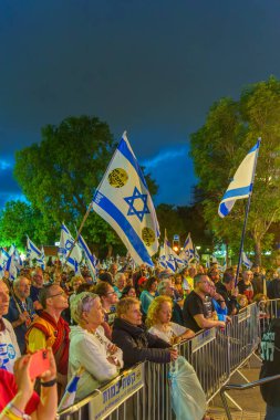 Hayfa, İsrail - 11 Mayıs 2024: Çeşitli tabelaları ve bayrakları olan kalabalık hükümeti protesto ederek yeni seçimler çağrısında bulundu. Hayfa, İsrail