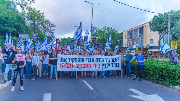 Hayfa, İsrail - 11 Mayıs 2024: İnsanlar hükümete karşı çeşitli tabelalar ve bayraklarla bir protesto yürüyüşüne katılarak yeni seçimler çağrısında bulundu. Hayfa, İsrail