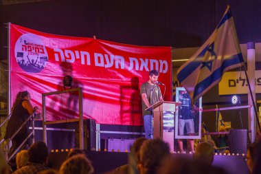 Hayfa, İsrail - 11 Mayıs 2024: Omri Ronen, İsrail, Hayfa 'ya karşı düzenlenen bir protesto yürüyüşü kapsamında kalabalığa sesleniyor