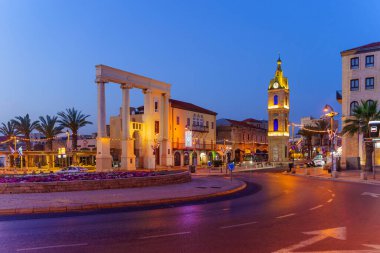 Jaffa, İsrail - 10 Mayıs 2024: Şu anda İsrail 'in Tel-Aviv-Yafo kentinin bir parçası olan eski Jaffa kentindeki saat kulesinin (güneş doğmadan önce) mavi saati