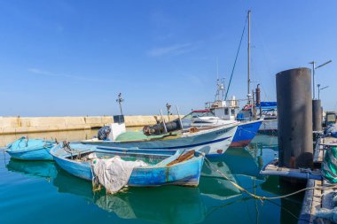 Jaffa, İsrail - 10 Mayıs 2024: Şu anda İsrail 'in Tel-Aviv-Yafo kentinin bir parçası olan tarihi Jaffa limanındaki balıkçı teknelerinin görüntüsü