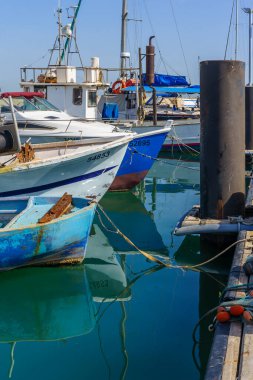 Jaffa, İsrail - 10 Mayıs 2024: Şu anda İsrail 'in Tel-Aviv-Yafo kentinin bir parçası olan tarihi Jaffa limanındaki balıkçı teknelerinin görüntüsü