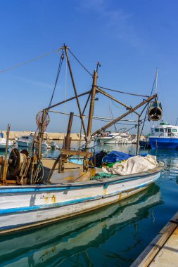 Jaffa, İsrail - 10 Mayıs 2024: Şu anda İsrail 'in Tel-Aviv-Yafo kentinin bir parçası olan tarihi Jaffa limanındaki balıkçı teknelerinin görüntüsü