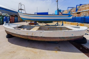 Jaffa, İsrail - 10 Mayıs 2024: Şu anda İsrail 'in Tel-Aviv-Yafo kentinin bir parçası olan tarihi Jaffa limanındaki tersane ve balıkçı tekneleri