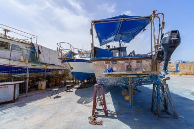 Jaffa, İsrail - 10 Mayıs 2024: Şu anda İsrail 'in Tel-Aviv-Yafo kentinin bir parçası olan tarihi Jaffa limanındaki tersane ve balıkçı tekneleri