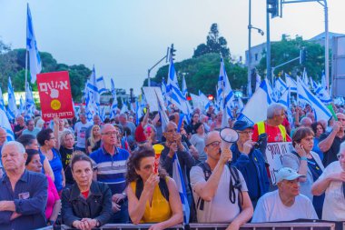Hayfa, İsrail - 18 Mayıs 2024: Çeşitli tabela ve bayraklara sahip bir kalabalık hükümeti protesto ederek yeni seçim çağrısında bulundu. Hayfa, İsrail