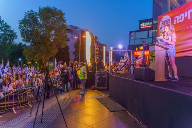 Hayfa, İsrail - 18 Mayıs 2024: Protesto lideri Rotem Perelman - Farhi hükümete karşı düzenlenen bir protesto yürüyüşü kapsamında kalabalığa sesleniyor, Hayfa, İsrail