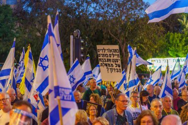 Hayfa, İsrail - 18 Mayıs 2024: Çeşitli tabela ve bayraklara sahip bir kalabalık hükümeti protesto ederek yeni seçim çağrısında bulundu. Hayfa, İsrail