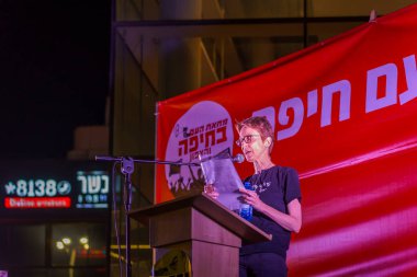 Hayfa, İsrail - 18 Mayıs 2024: Dr. Yolanda Yavor, hükümete karşı düzenlenen bir protesto yürüyüşü kapsamında kalabalığa sesleniyor, Hayfa, İsrail