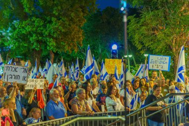 Hayfa, İsrail - 18 Mayıs 2024: Çeşitli tabela ve bayraklara sahip bir kalabalık hükümeti protesto ederek yeni seçim çağrısında bulundu. Hayfa, İsrail