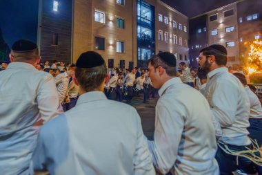 Hayfa, İsrail - 25 Mayıs 2024: Ultra-Ortodoks Yahudiler, İsrail 'in Hayfa kentinde bir ateşin yanında dans ederek Geleneksel Lag-BaOmer Bayramını kutladılar