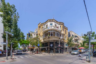 Tel Aviv, İsrail - 23 Mayıs 2024: Şehir merkezinde sokak manzarası, sokak köşesi, tipik binalar, çeşitli araçlar, yerel ve ziyaretçiler, Tel-Aviv, İsrail