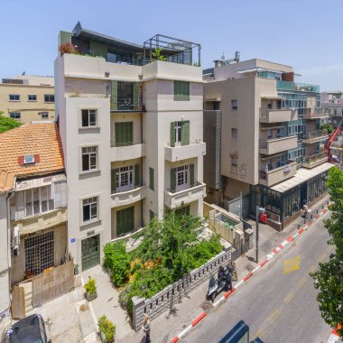 Tel Aviv, İsrail - 23 Mayıs 2024: Tel-Aviv, İsrail 'de şehir merkezinde tipik binalarla sokak manzarası