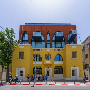 Tel Aviv, İsrail - 23 Mayıs 2024: Tel Aviv, İsrail 'deki tarihi Garbov Evi' nin ziyaretçileri ile birlikte görüntüsü