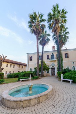 Mikveh Israel, İsrail - 23 Mayıs 2024: Orta İsrail 'in Tel Aviv İlçesi' ndeki tarihi Mikveh İsrail gençlik köyündeki sinagog binasının cephesi