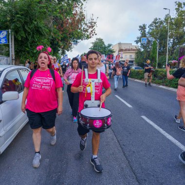 Hayfa, İsrail - 25 Mayıs 2024: İnsanlar, hükümete karşı çeşitli tabelalar ve bayraklarla yeni seçimler çağrısında bulunan bir protesto yürüyüşüne katıldılar. Hayfa, İsrail