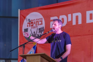 Hayfa, İsrail - 25 Mayıs 2024: Protesto lideri Bar Pakula, hükümete karşı düzenlenen bir protesto yürüyüşü kapsamında kalabalığa sesleniyor, Hayfa, İsrail