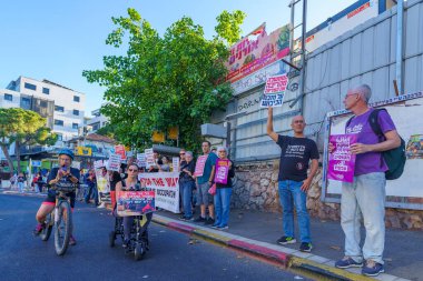 Hayfa, İsrail - 01 Haziran 2024: Barış görüşmesi, ateşkes ve rehine anlaşması çağrısında bulunan işaretli kişiler, protesto yürüyüşü kapsamında, Hayfa, İsrail