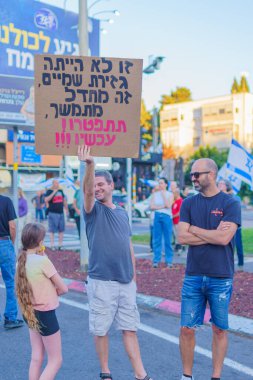 Hayfa, İsrail - 01 Haziran 2024: Çeşitli tabela ve bayraklara sahip insanlar hükümeti protesto ederek yeni seçim çağrısında bulundular. Hayfa, İsrail