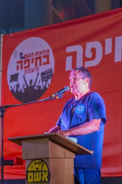 Hayfa, İsrail - 01 Haziran 2024: Ran Galinka, hükümete karşı düzenlenen bir protesto yürüyüşü kapsamında kalabalığa sesleniyor, Hayfa, İsrail